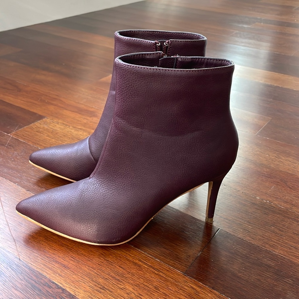 VICI BURGUNDY ANKLE POINTY BOOTIES, 7.5